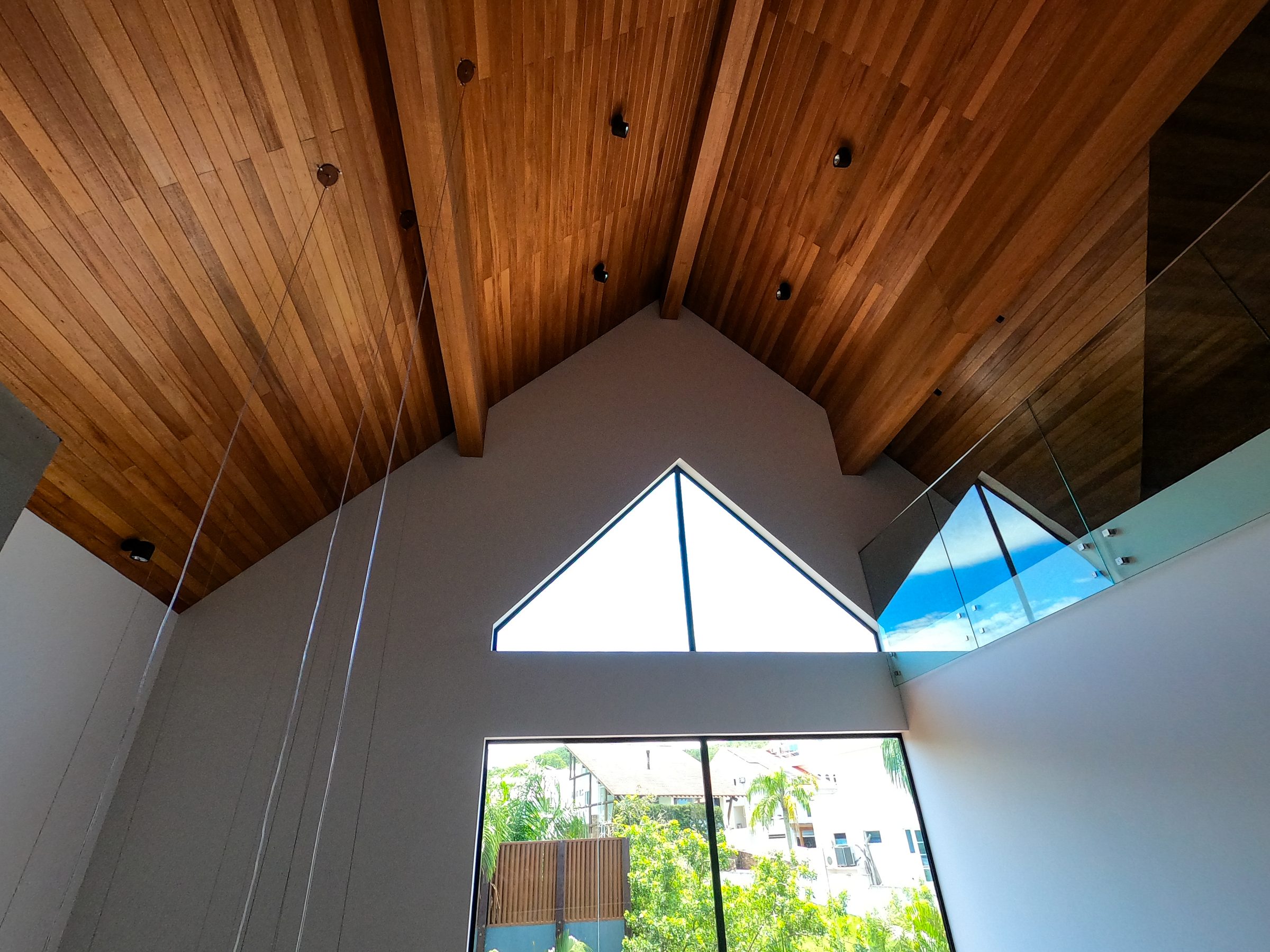 Casa Praia Mole, gable window wood ceiling